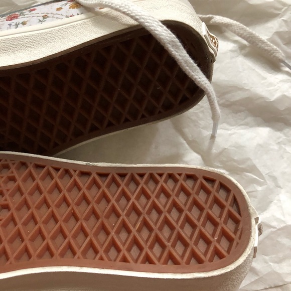 White Ditsy Floral Old Skool Vans - Picture 5 of 7